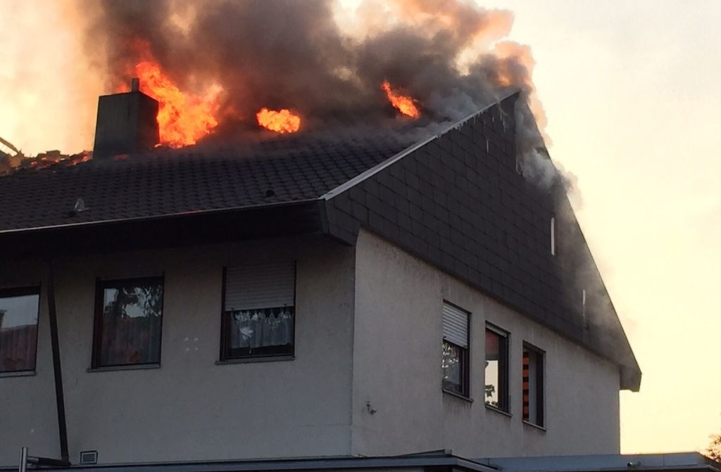 Helle Flammen schlagen aus dem Dachstuhl dieses Hauses in Stuttgart-Sillenbuch.