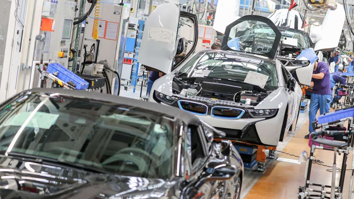  BMW gleicht die Arbeitszeiten in seinen Werken an, so dass Beschäftigte in Leipzig weniger arbeiten. Das hat auch Auswirkungen auf die Größe der Belegschaft. 