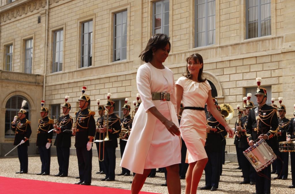 First Ladys in Weiß: Michelle Obama und die Gattin des ehemaligen französischen Präsidenten Nicolas Sarkozy, Carla Bruni-Sarkozy, bei einem Empfang 2009 im französischen Caen.