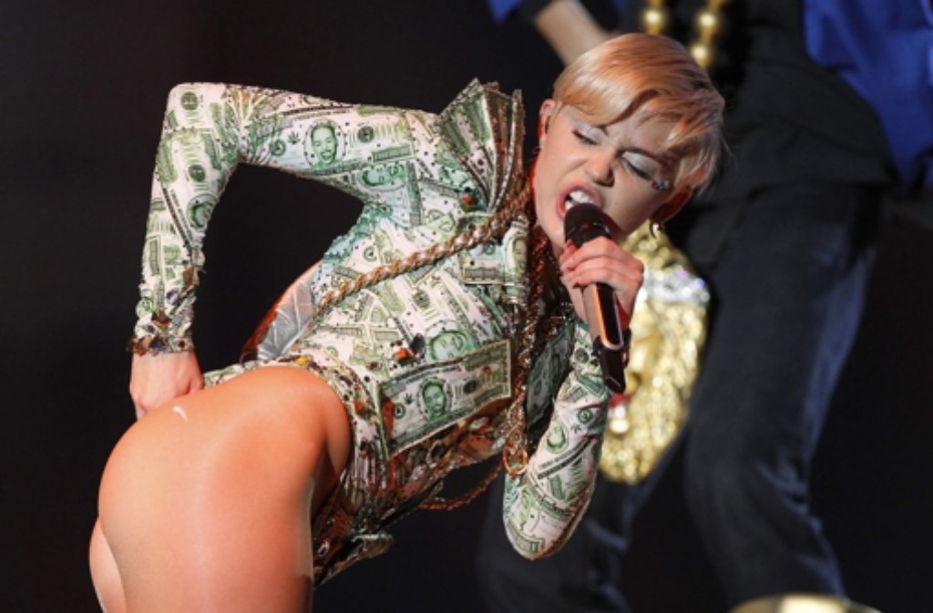 Provokant ist ihre zweite Natur: Miley Cyrus zeigt bei ihren Konzerten viel Haut und eindeutige Gesten.