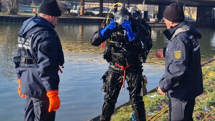 Polizeitaucher entdecken Tresor in eiskaltem Neckar