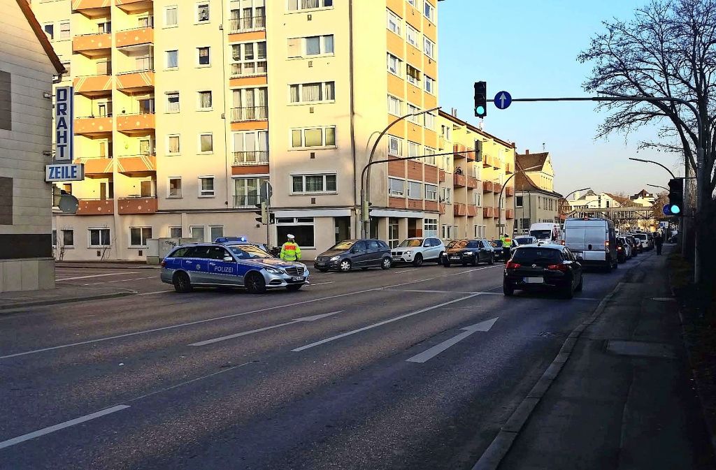 Beim Daimler-Werk in Sindelfingen wurde eine Fliegerbombe gefunden. Die Polizei beginnt mit den Absperrungen.
