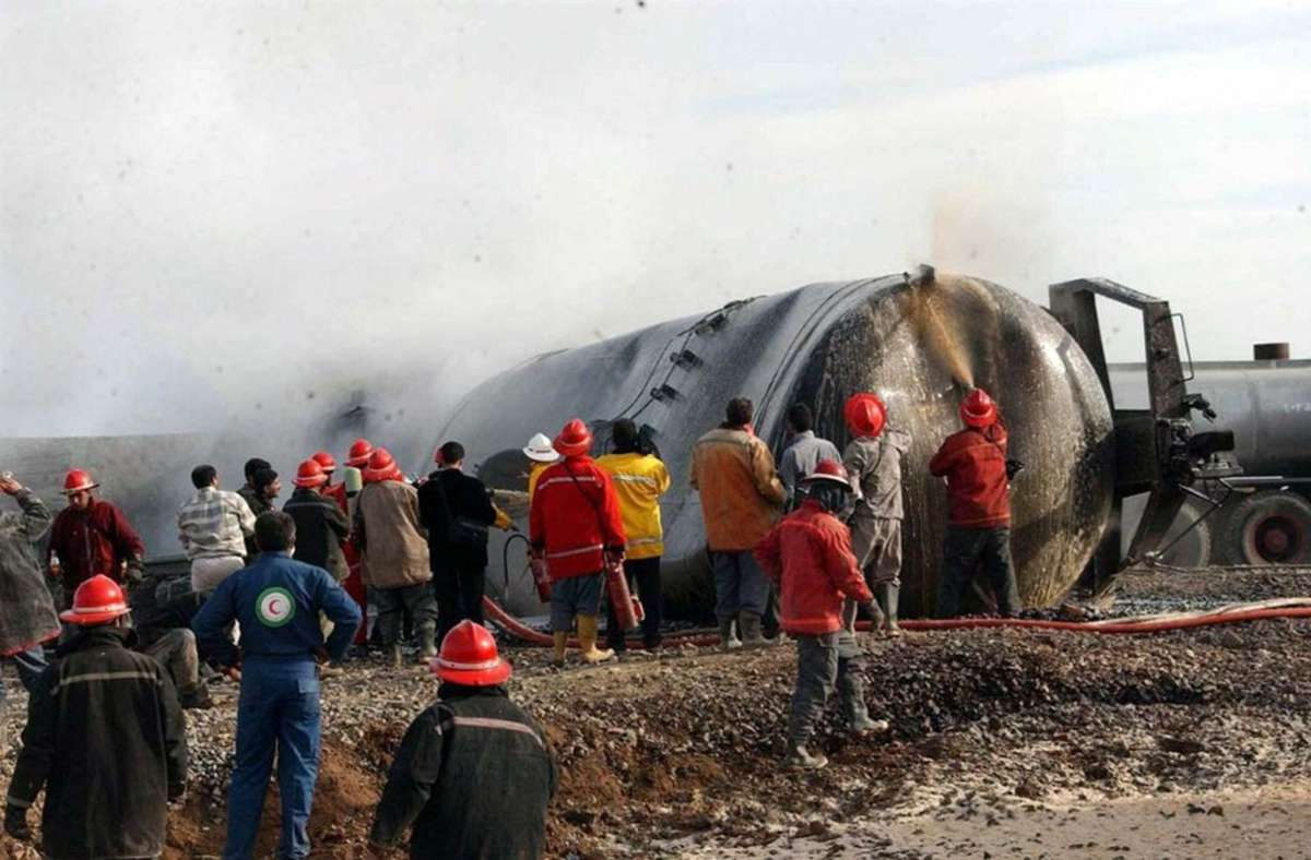 Nischapur (Iran), 18. Februar 2004: Ein Güterzug setzt sich führerlos nahe der iranischen Stadt Nischapur in Bewegung, entgleist und einige Wagen geraten in Brand. Während der Löscharbeiten explodieren mehrere Kesselwagen. 320 Menschen sterben, vorwiegend Feuerwehrleute, 460 werden verletzt.