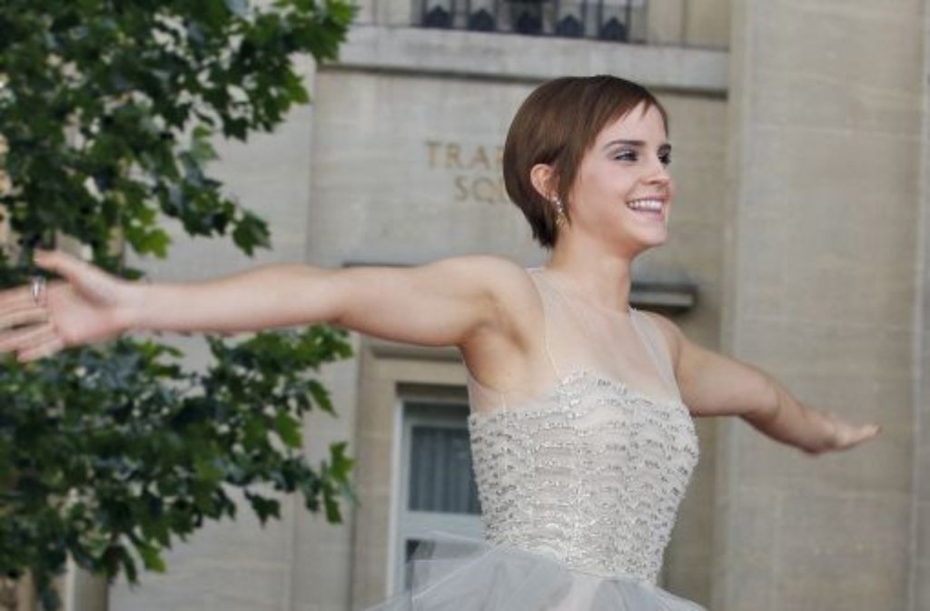 Kommt her und lasst euch alle zum Abschied umarmen: Pünktlich zum Erscheinen von Hermine-Darstellerin Emma Watson riss der dunkle Himmel über der englischen Hauptstadt auf und die Sonne zeigte sich.