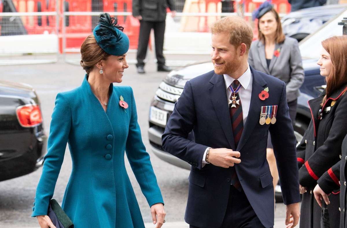2019: Prinz Harry und Herzogin Meghan im freundlichen Zwigespräch auf dem Weg zu einem Termin.