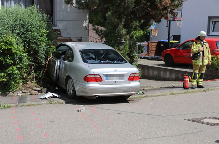 Unfall in Dettingen: Auto fährt gegen Hauswand – Insassen flüchten