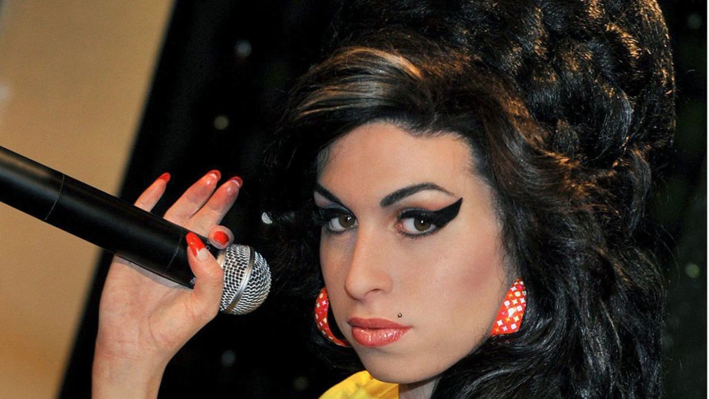  Die Soul-Sängerin Amy Winehouse hat im Stadtteil Camden, wo sie lebte und starb, eine Gedenkplakette bekommen. Ihren Vater Mitchell übermannten bei der Zeremonie die Gefühle. 