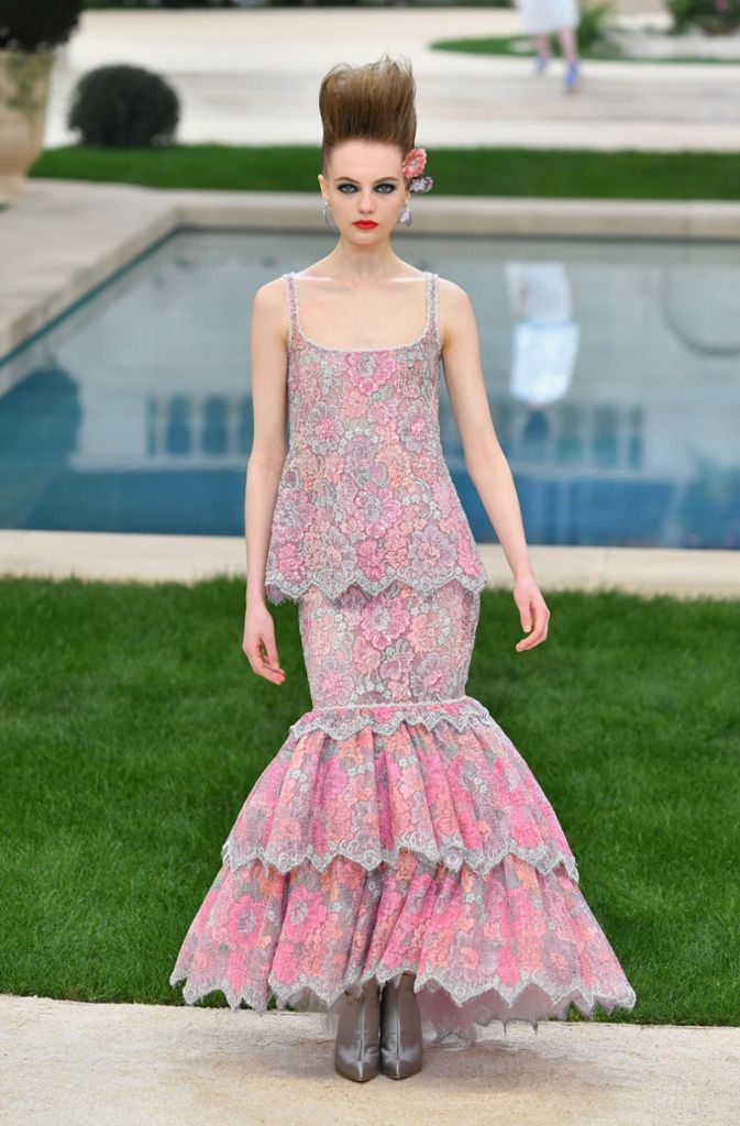 Chanel ließ die Sehnsucht nach dem Frühling wachsen. Das Modelabel machte am Dienstag, dem zweiten Tag der Pariser Modewoche, den Auftakt.