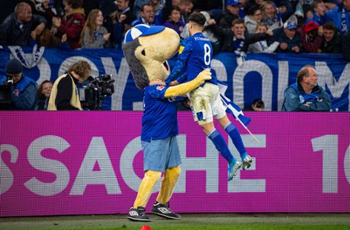 Torschütze Suat Serdar springt bei seinem Torjubel Schalkes Maskottchen Erwin in die Arme. Foto: dpa/Guido Kirchner