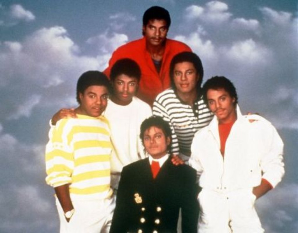 Von 1976 an nannte sich die Band nur noch "The Jacksons". Michael (Bildmitte unten) hatte da bereits erste Solohits mit "Ben" und "One Day In Your Life". Endgültig lösten sich die Jacksons - hier auf einer undatierten Aufnahme aus den 80er Jahren - 1984 auf.