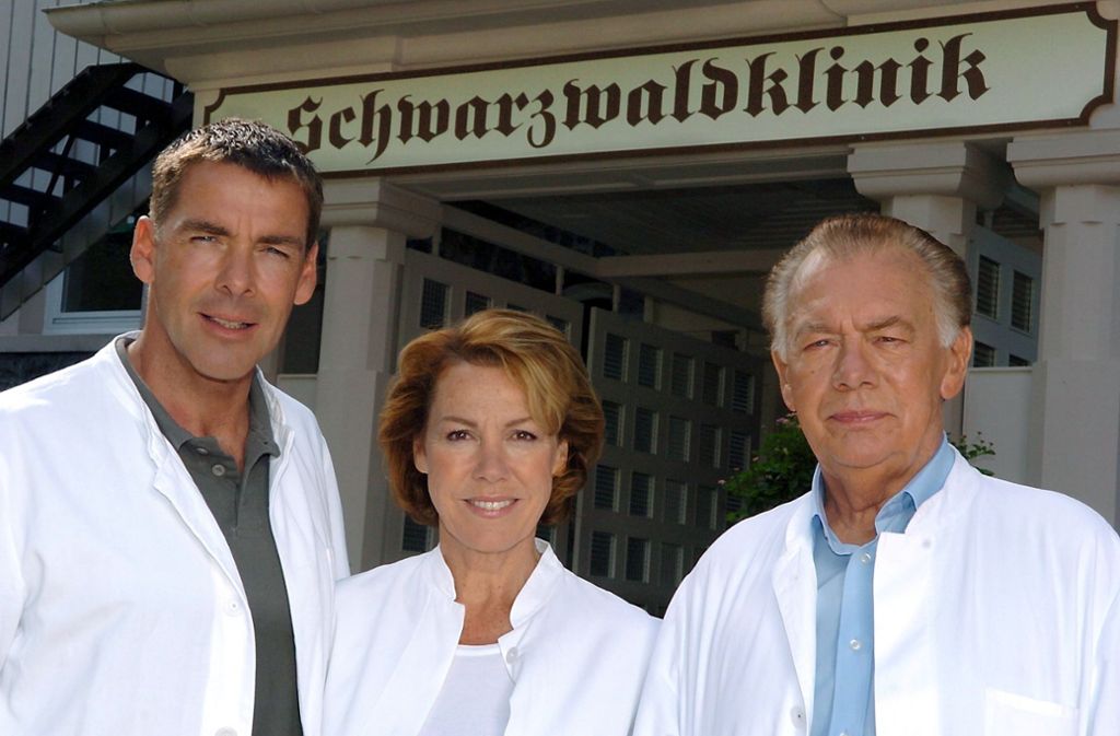 2004 kam das Trio noch ein Mal für eine Jubiläumssendung der Fernsehserie „Die Schwarzwaldklinik“ zu Dreharbeiten zusammen: Sascha Hehn (Dr. Udo Brinkmann, links) , Gaby Dohm (Frau Dr. Brinkmann) und Klausjürgen Wussow (Prof. Dr. Klaus Brinkmann).