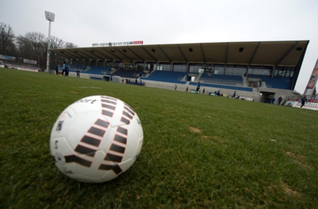 Endlich rollt der Ball wieder im Gazi-Stadion auf der Waldau – am Samstag zum ersten Mal nach der neunmonatigen Modernisierung.
