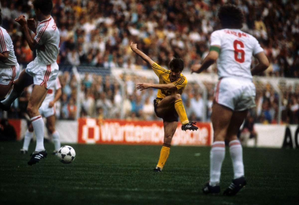 In der Saison 1988/1989 spielte der VfB Stuttgart das Halbfinale bei Borussia Dortmund – und verlor 0:2. Der BVB gewann dann auch das Endspiel mit 4:1 gegen Werder Bremen.