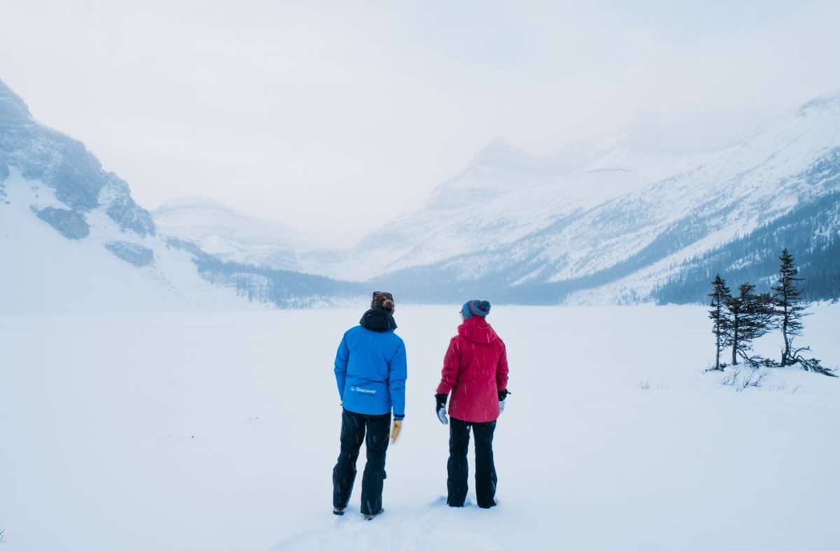 Der Tourismusführer Rob Ashpole (links) kennt die Gegend um den Icefields Parkway wie seine Westentasche. Der Brite reiste vor Jahren durch Kanada und entschied sich, zu bleiben. Hier steht er vor dem zugefrorenen Bow lake.