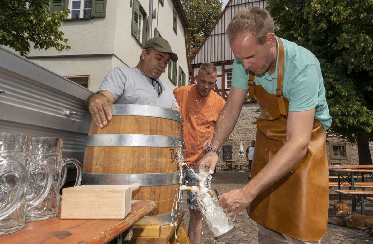 Thomas Schäfer schafft es schließlich doch, den zunächst undichten Hahn festzuschlagen: Das Bier fließt.