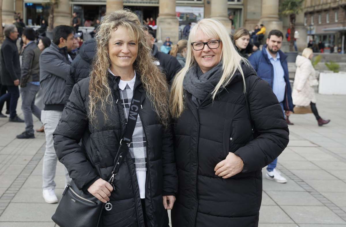 Für die Freundinnen Corinna und Larissa (von links) aus Nürtingen ist der Fall klar: Für sie ist der Wegfall der Maskenpflicht ein Schritt in Richtung Normalität.