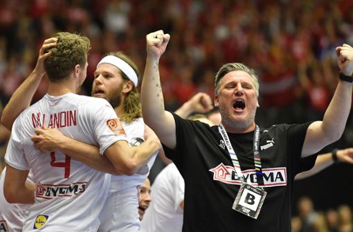 Weltmeister Dänemark ist einer der Topfavoriten auf den EM-Titel: Trainer Nikolaj Jacobsen jubelt mit seinen Spielern Mikkel Hansen und Magnus Landin (v. re.). Foto: dpa/Martin Meissner