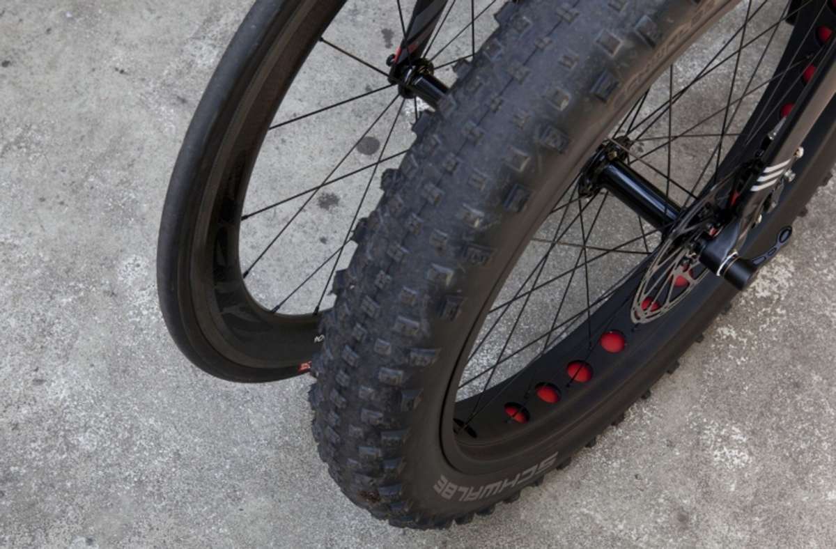 Während der hart aufgepumpte 23-mm-Rennradpneu minimalen Rollwiderstand bietet, punktet der vierzöllige Fatbike-Reifen mit optimaler Traktion und viel Komfort dank großem Luftvolumen.