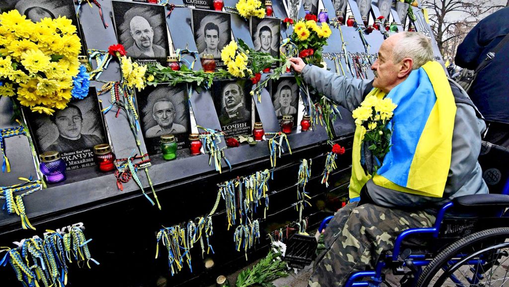  Vor fünf Jahren erhoben sich die Ukrainer gegen Oligarchie und Korruption. Doch der Schwung der Maidan-Revolte ist einer großen Ernüchterung gewichen. Mit ihr verliert auch Präsident Poroschenko an Rückhalt. Doch der treibt ohnehin sein eigenes Spiel. 