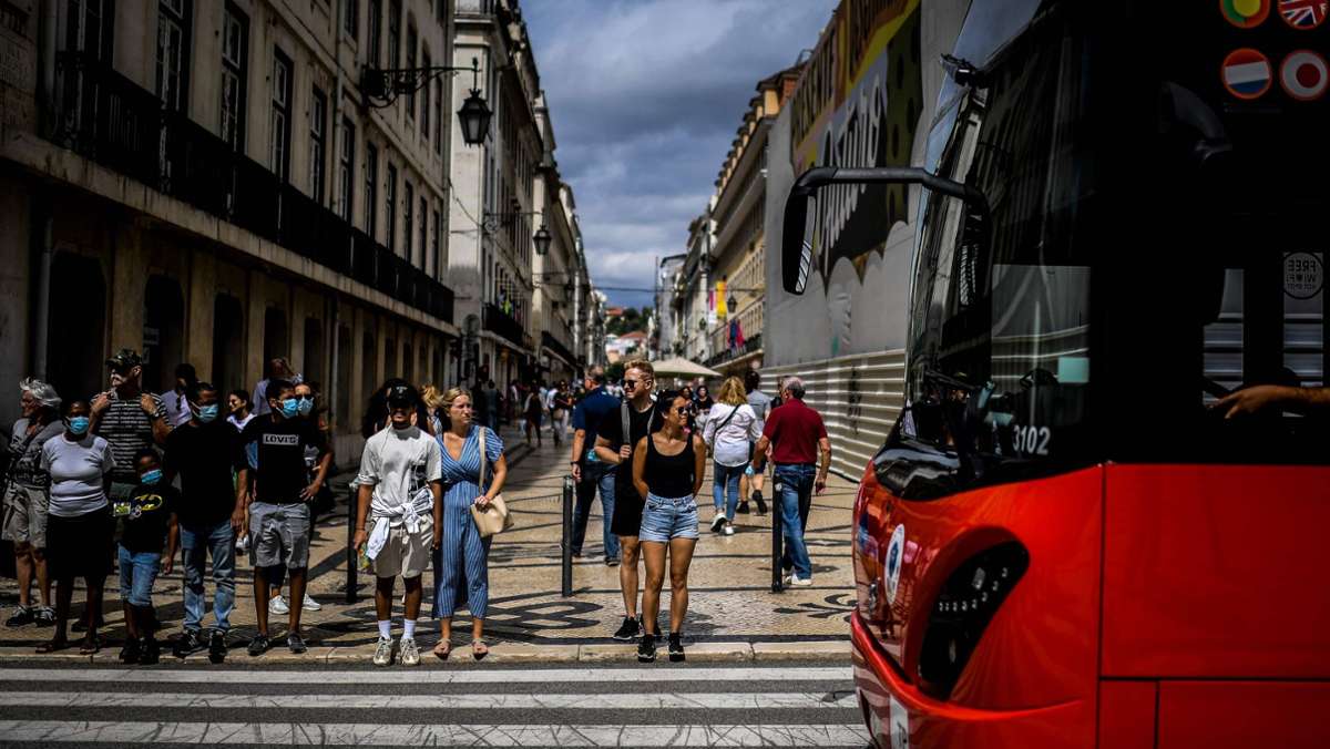  Portugal wird ab dem 1. Oktober so gut wie alle Corona-Beschränkungen beenden. Das teilte Ministerpräsident Antonio Costa mit. Fast 83 Prozent der Einwohner sind mittlerweile geimpft. 