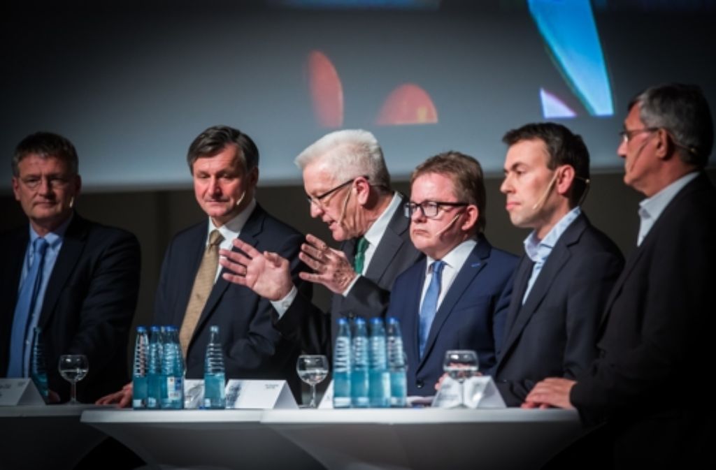 Von links nach rechts waren das: Jörg Meuthen (AfD), Hans-Ulrich Rülke (FDP), Winfried Kretschmann (Grüne), Guido Wolf (CDU), Nils Schmid (SPD) und Bernd Riexinger (Linke)