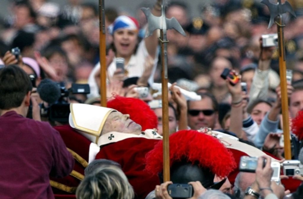 2. April 2005: Papst Johannes Paul II. ist tot. In einem Gedenkgottesdienst beklagen Katholiken weltweit den Tod des Kirchenoberhaupts. Im Mai soll das Konklave zusammentreten um einen neuen Papst zu wählen.