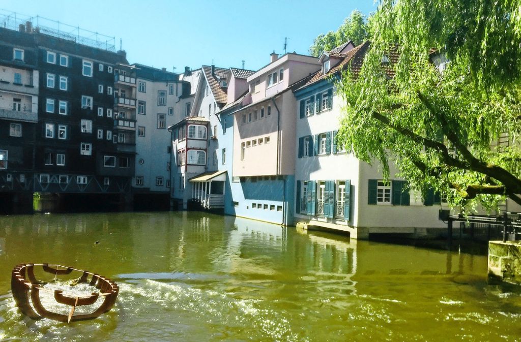 Kleinvenedig in Esslingen ist ein Kleinod mitten in der Stadt. Sitzbänke und eine Treppe zum Wasser hin laden zum Verweilen ein.