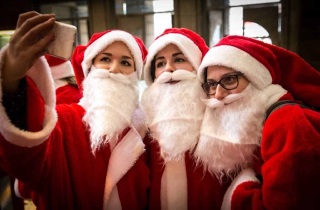 Selfie-Time – die Weihnachtsfrauen verschicken weihnachtliche Grüße.