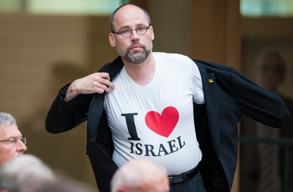 Daniel Rottmann, Wahlkreis Ulm, studierte evangelische Theologie in Mittelhessen und ließ sich anschließend zum Buchhändler ausbilden. Fünf Jahre war er Filialleiter, mittlerweile arbeitet der 46-Jährige im Einzelhandel. Er trug im Landtag ein Shirt mit der Aufschrift „I love Israel“.