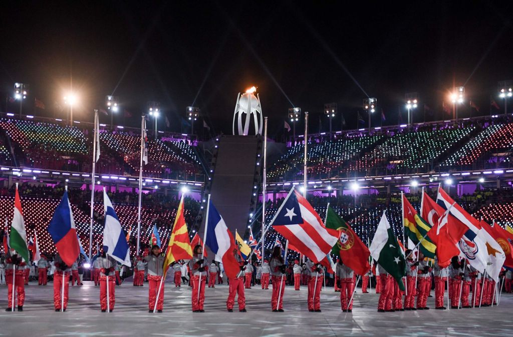 Stolz trugen die Sportler die Fahnen ihrer Nationen in die Arena,...