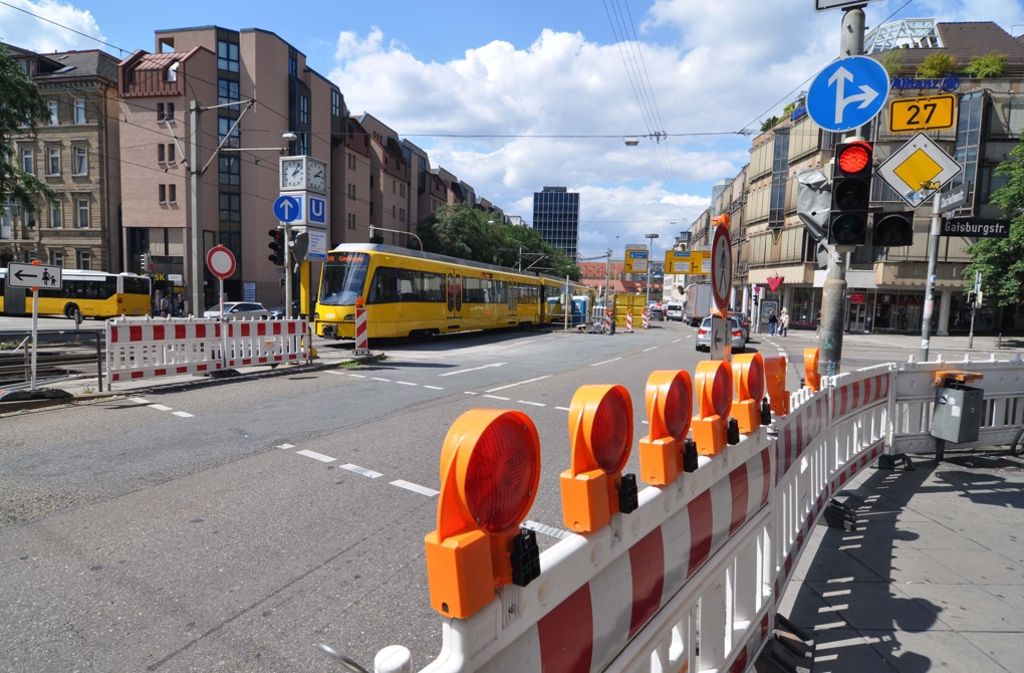 Stadteinwärts fahrende Autos konnten nicht in die Alexanderstraße abbiegen oder aus der Alexanderstraße in Fahrtrichtung stadtauswärts auf die Hohenheimer Straße abbiegen.