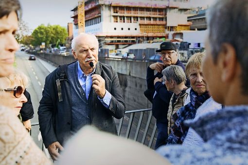 Wieland Backes muss auf dem Tunnelmund der Konrad-Adenauer-Straße die Stimme erheben, um zu seinen Zuhörern durchzudringen. Foto: Lichtgut/Verena Ecker