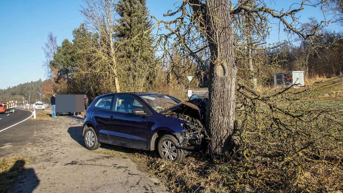  Ein junger Autofahrer kommt am Samstagvormittag bei Gärtringen mit seinem VW Polo von der Straße ab und prallt gegen einen Baum. Er verletzt sich schwer, ein Rettungshubschrauber bringt ihn in ein Krankenhaus. 