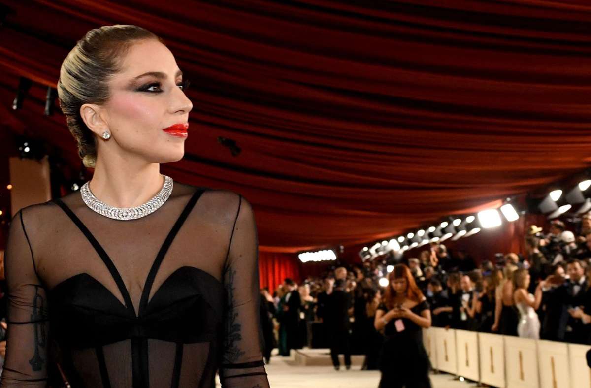 Auf dem roten Teppich, der in diesem Jahr cremefarben war, zeigte Lady Gaga noch ein dramatisches Makeup – ...