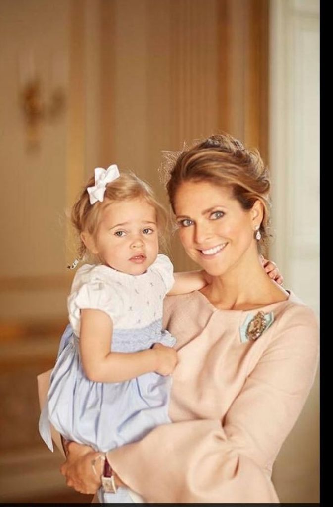 Leonore auf dem Arm ihrer Mutter, Prinzessin Madeleine von Schweden