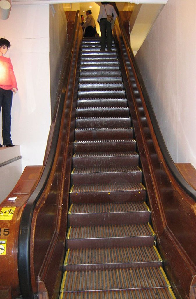 Eine der ältesten erhaltenen Rolltreppen befindet sich im Macy’s Herald Square Store in New York City. Die Holztreppe stammt aus dem Jahr 1927.