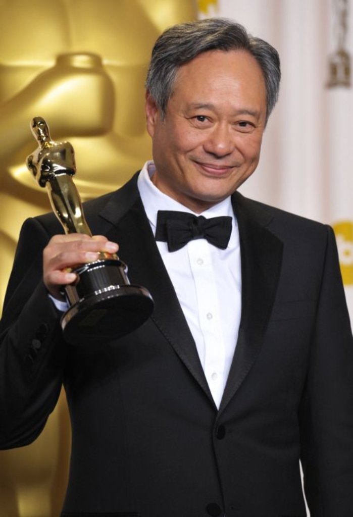 Regisseur Ang Lee mit seinem Oscar für "Life of Pi".