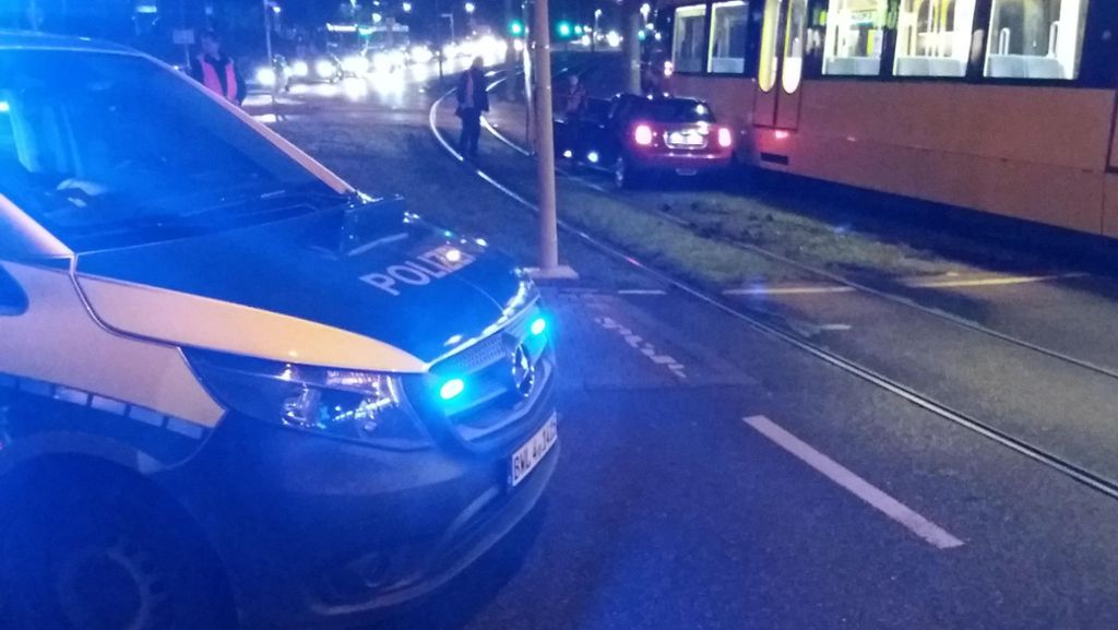 Unfall in Stuttgart-Mühlhausen: Mini fährt in Stadtbahn