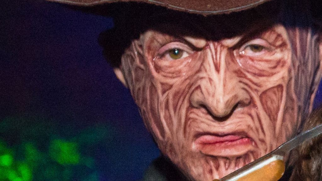 Halloween-Feier in den USA: Mann in Freddy-Krueger-Kostüm schießt um sich