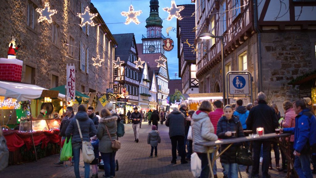  In Esslingen füllt der große Weihnachts- und Mittelaltermarkt beinahe die komplette Altstadt. In den Gemeinden von Aichtal bis Wolfschlugen gibt es kleinere, familiäre Weihnachtsmärkte mit beschaulicherem Budenzauber. Eine Übersicht über Märkte im Kreis Esslingen. 