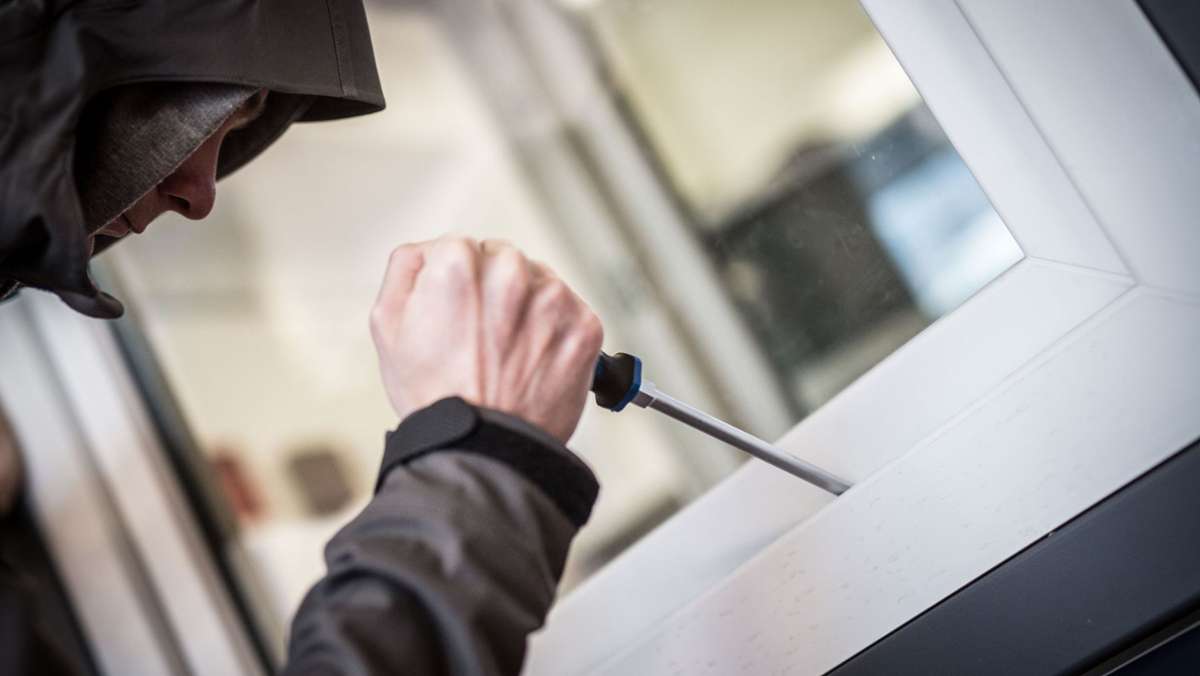 Polizei sucht Zeugen in Sindelfingen: Einbrecher stehlen Bargeld aus Büro