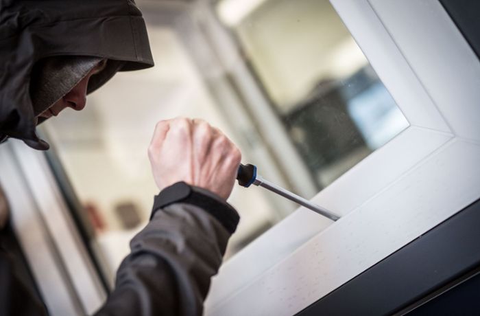 Polizei sucht Zeugen in Sindelfingen: Einbrecher stehlen Bargeld aus Büro