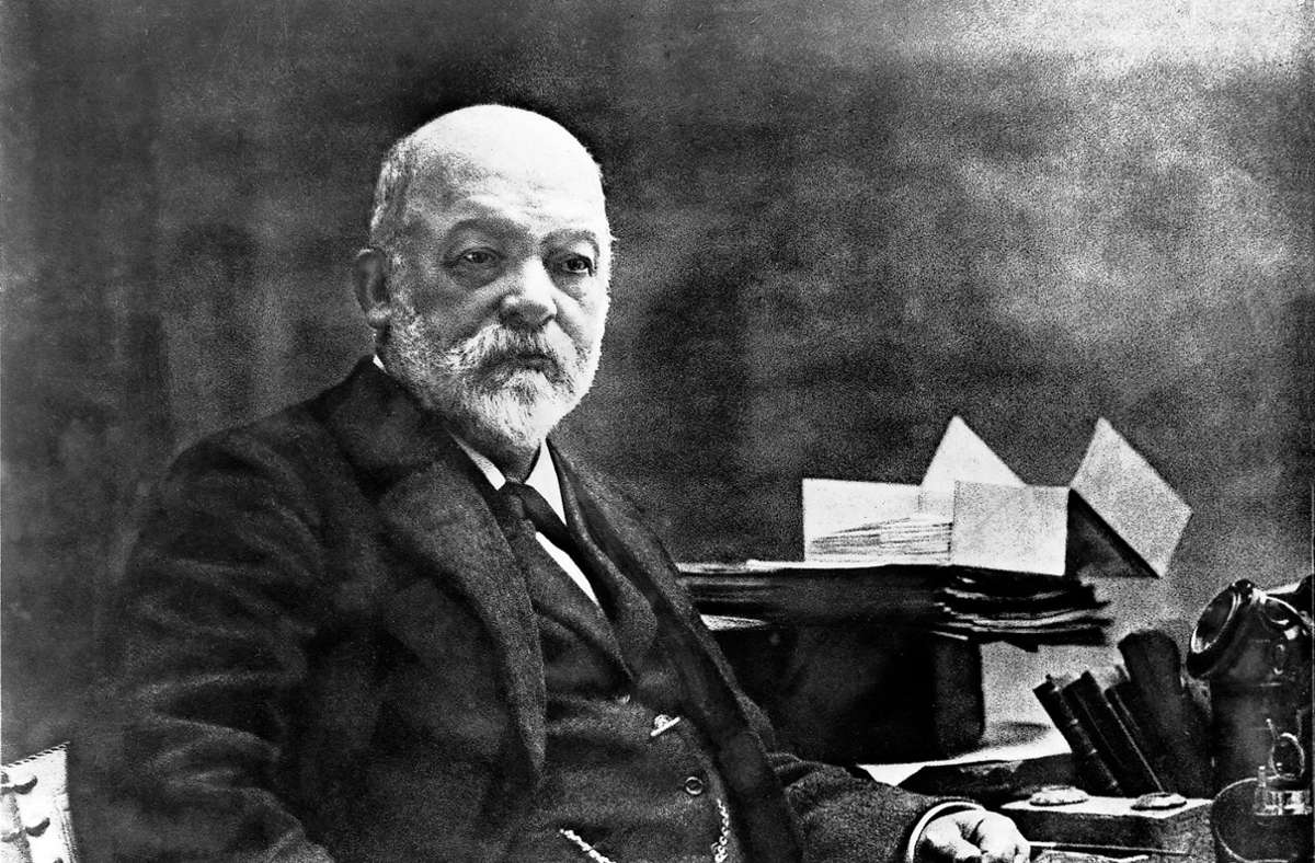 Im Jahr 1886 entwickeln Gottlieb Daimler (Bild) und Carl Benz unabhängig voneinander motorisierte Automobile. Der Südwesten erlebt die Geburtsstunde des Automobils.