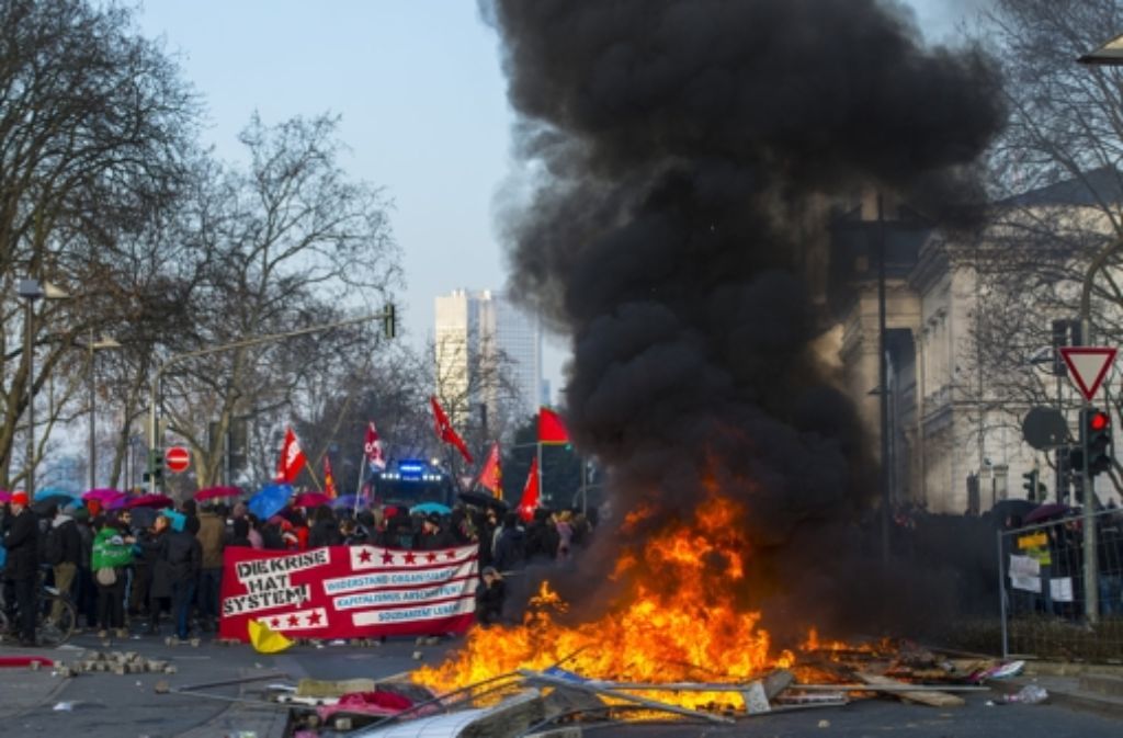 Blockupy distanziert sich von den Krawallen in Frankfurt/Main. Foto: dpa