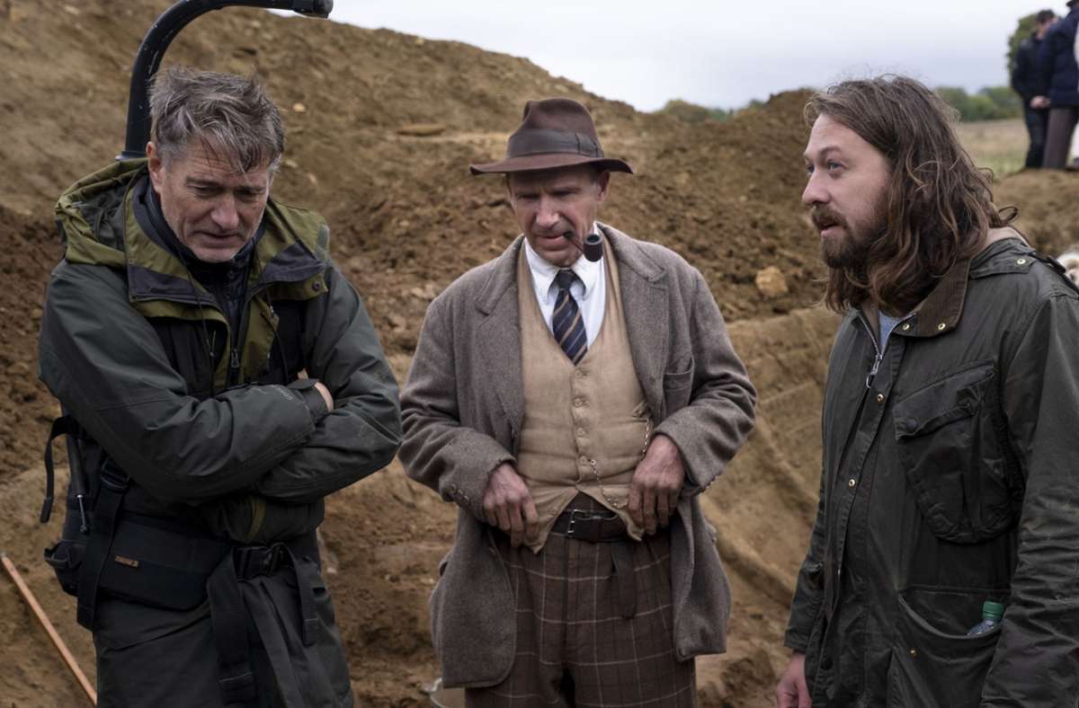 „Die Ausgrabung“: Kameramann Mike Eley, Hauptdarsteller Ralph Fiennes und Regisseur Simon Stone