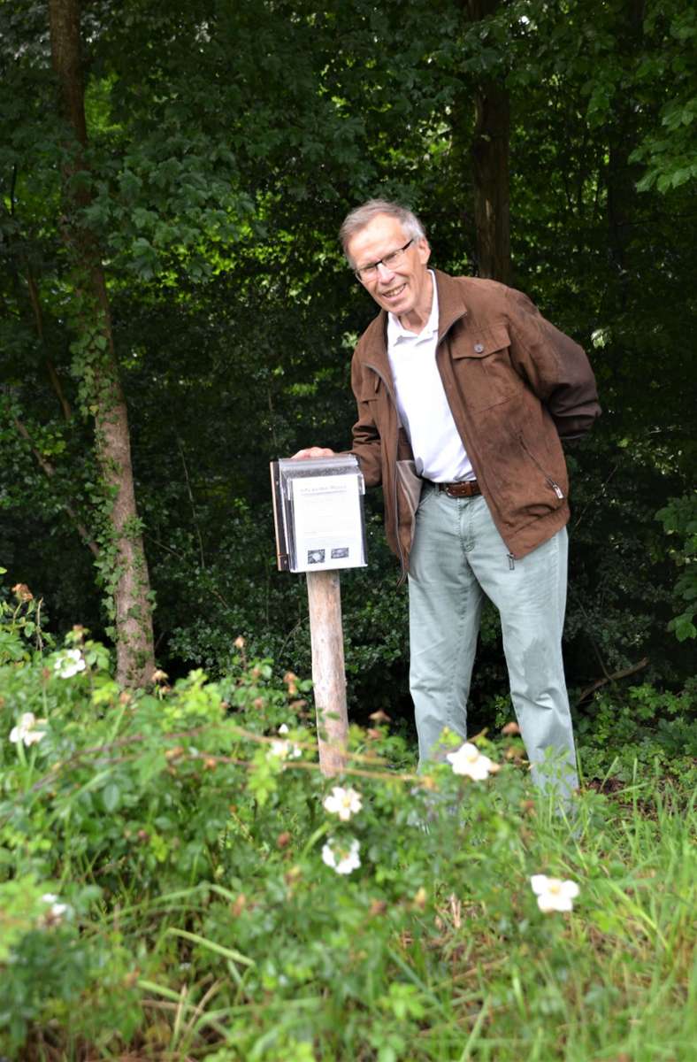 Der Rentner Hellmut Wagner züchtet am Rand des Kressart Wildrosenarten, die in Stuttgart vorkommen.