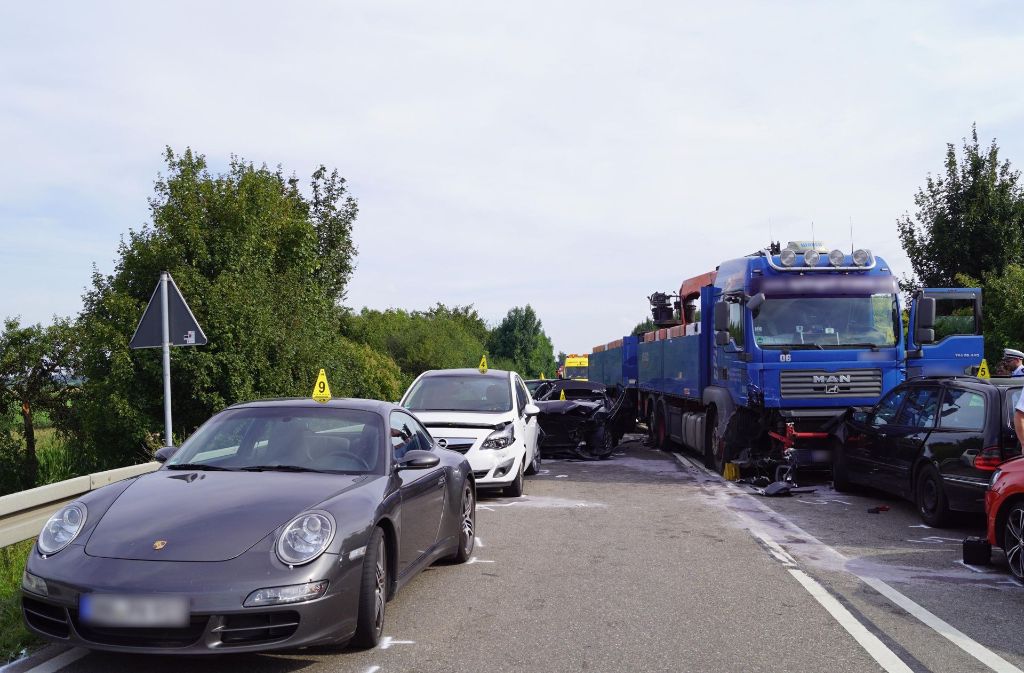 Ein voll beladener LKW mit Anhänger, der von Schwäbisch Hall in Richtung Künzelsau fuhr, prallte mit großer Wucht gegen das Heck eines Fahrzeugs.