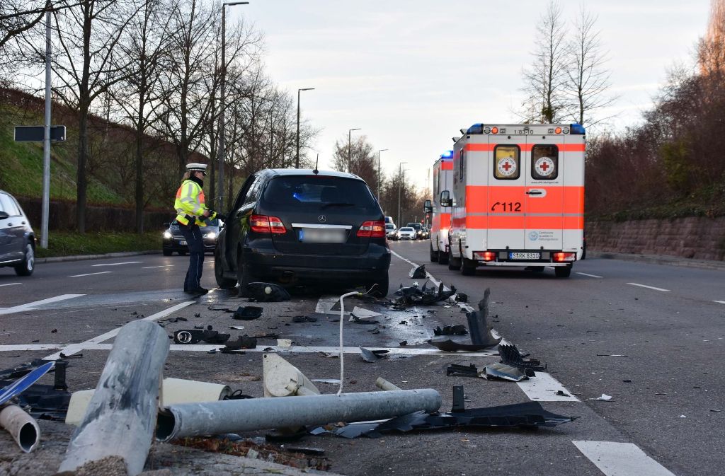 Ein Autofahrer hat am Mittwoch eine Ampelanlage im Stuttgarter Norden umgefahren.