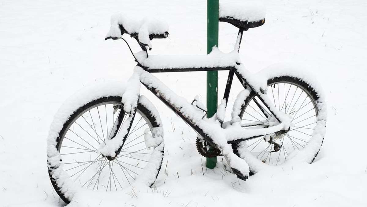 Im Winter ist das Fahrrad extremen Witterungsbedingungen ausgesetzt. Idealerweise sollten Fahrradfahrer ihr Rad in den kalten Monaten vor Frost, Feuchtigkeit und Schnee schützen. Die wichtigsten Antworten auf alle Fragen rund ums Thema „Fahrrad lagern“.