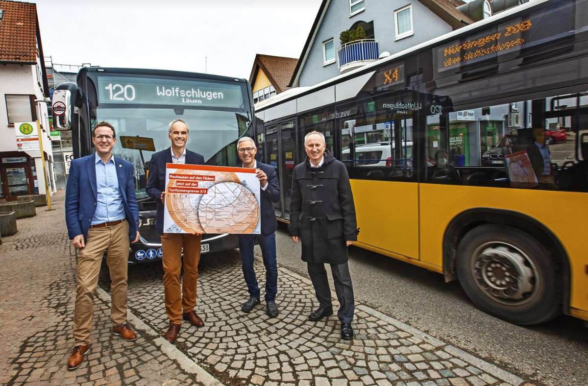 Johannes Fridrich, Matthias Ruckh, Ingo Hacker und VVS-Geschäftsführer Horst Stammler (von links) mit dem Tarifzonenplan. Foto: Ines Rudel